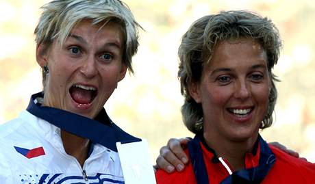 JEDINÁ MEDAILE. Barbora potáková vybojovala ve finále otpaek stíbrnou medaili. Nestaila jen na louící se domácí veteránku Neriusovou (vpravo).