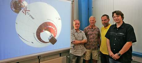 Ldi tm, kter budou reprezentovat esko na mistrovstv Evropy balonovho ltn: zprava Pavel Mnsk, Miloslav korpk, kou Bill Arras a Michael Such