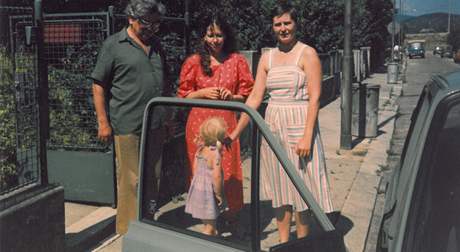Ludvík Vaculík, Lenka Procházková a Iva Kotrlá (vpravo) s tříletou Aňou Kotrlou v roce 1987