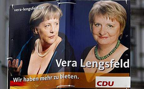 Angela Merkelová znovu tváí provokativní reklamy, tentokrát volební.