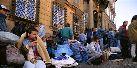 Vchodonmet uprchlci ped nmeckou ambasdou v Praze. (4. jna 1989)