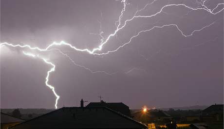 Meteorologové varují ped boukami, velkým teplem i boukami (ilustraní snímek).