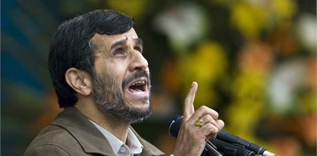 Íránský prezident Ahmadíneád u zná dvod sucha, které suuje jeho zemi. Ilustraní
