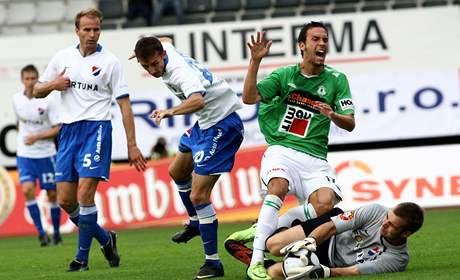 Jablonec - Ostrava:  domácí Voahlík ped ostravským gólmanem Bukem.