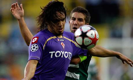 Sporting Lisabon - Fiorentina: Juan Vargas z Fiorentiny (vlevo) a Joao Moutinho