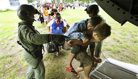Tchajwantí záchranái evakuují tisíce lidí, které odízl tajfun Morakot od okolního svta (14. srpna 2009) 