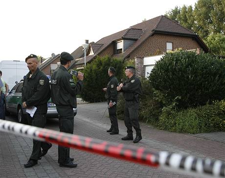 Policisté hlídkují ped domem v Nmecku, kde mu zastelil ti lidi.