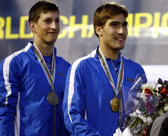 Ondej Polívka (vlevo) a David Svoboda se zlatými medailemi ze tafet na MS 2009 v Londýn. Na letoním ME u výkon nezopakovali.