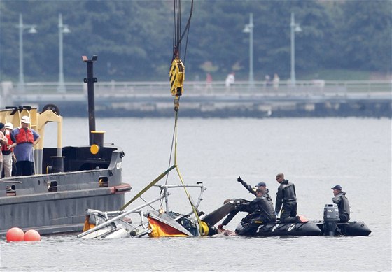 Newyortí policisté vyzdvihují helikoptéru, která se v sobotu zítila do eky Hudson po sráce s letadlem. (9. srpna 2009)