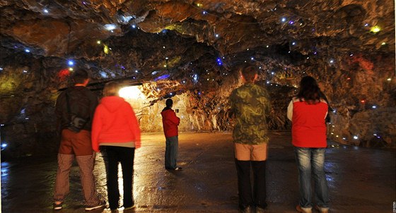 Návtvníky jeskyn Výpustek eká v závru trasy píjemné zpestení. Po dva msíce se je bude snait zaujmout svtelná ou (11. 8. 2009)