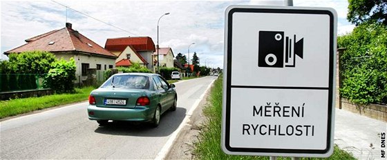 Řidiči musí dodržovat 50kilometrovou rychlost v obci i tam, kde neprojedou okolo značky (ilustrační snímek)