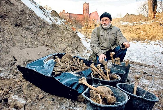 Polský archeolog Zbigniew Sawicki u masového hrobu v Malborku.