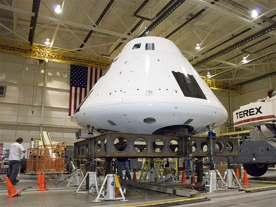 Lo Orion, nápadn pipomínající kabinu apolla, má nahradit dosluhující raketoplány. Ale NASA chybjí peníze a vývoj se zpomaluje.