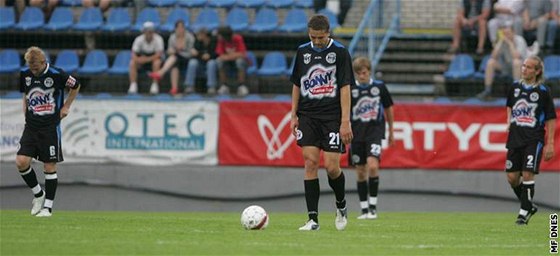 Smutek kladenských fotbalist po prohe s Mladou Boleslaví.