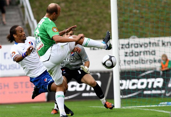 Jablonec - Ostrava:  domácí Drsek stílí rozhodující gól, marn se mu v tom snaí zabránit hostující Neves.