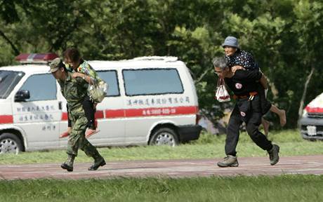 Tchajwant zchrani stle nachzej lidi, kte peili bsnn tajfunu Morakot (13.8.2009) 