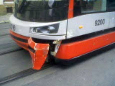 Tramvaj ForCity 15T pokozená po nehod v Nuselské ulici (14. 8. 2009)