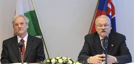 Maďarský prezident László Sólyom se svým slovenským protějškem Ivanem Gašparovičem (6. prosinec 2008)