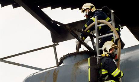 Chrudimt hasii zasahovali u vbuchu ndre ve Slatianech. (11. srpna 2009)