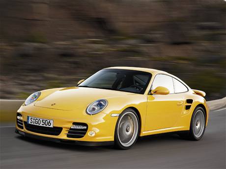 Sportovní vozy jdou na odbyt ím dál lépe, krize nekrize. Na obrázku Porsche 911 Turbo.