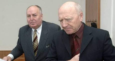 Josef Matoulek (vlevo) a Vladislav Na u soudu, který projednává jejich odvolání.