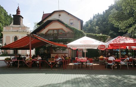 Hensko, restaurace U Kostela