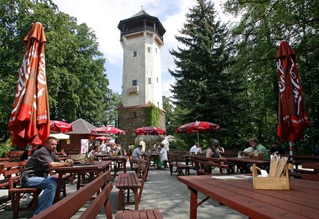 Vletn restaurace Diana s rozhlednou na kopci nad Karlovmi Vary
