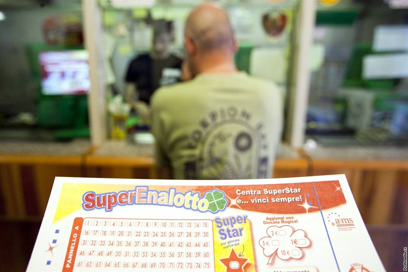 JE�T� TO REKORD NENÍ. V italské loterii Superanalotto se hraje o 145 milion� eur, ale je�t� o nejvy��í �ástku v historii nejde.