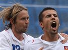 OBRAT DOKONÁN. Jaroslav Plail (vlevo) a Milan Baro oslavují druhý gól eského týmu.
