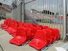 Doplování sedaek na fotbalovém stadionu 1. FC Brno v Srbské ulici v Brn