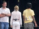 Zpvaka Madonna (v bílém) pi zkouce na veerní koncert na Chodov. (13. srpna 2009)