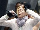 Zpvaka Madonna (v bílém) pi zkouce na veerní koncert na Chodov. (13. srpna 2009)