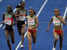 Tsný fini v závod na 10 kilometr mezi Linet Chepkwemoiovou Masaiovou z Keni (vlevo) a Etiopankami Meselech Melkamuovou a Meseret Defarovou