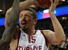 Turecký basketbalista Hedo Turkoglu (v bílém) se prodírá pes Brita Nicka George