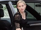 Madonna vystupuje z auta a míí do areálu Trojského zámeku v Praze