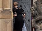 Madonna a její syn Rocco vcházejí do Trojského zámeku 