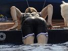 Madonna leze z vody a na fotografy ukazuje zadek, Jesus Luz vemu pihlíí 