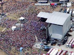 Leteck pohled na msto Madonnina koncertu. (13. srpna 2009)