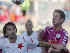 esk Budjovice - Slavia: hostujc Matej Krajk (vlevo) v duelu s Petrem Bentem