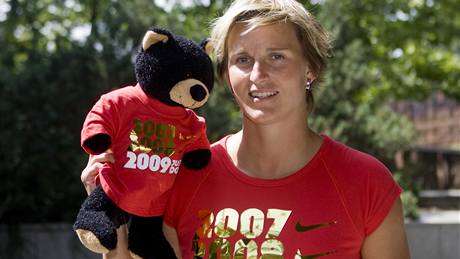 Barbora potáková s novým maskotem pro mistrovství svta v Berlín.