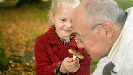 Poznávat houby se učí děti většinou od rodičů nebo prarodičů