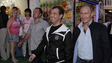 Prezident Medvedv a jeho pedseda vlády na procházce po Soi (13.8.2009)