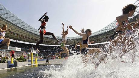 Ruský chodec Valerij Borin pidal v Berlín k titulu olympijského vítze rovn zlato z MS