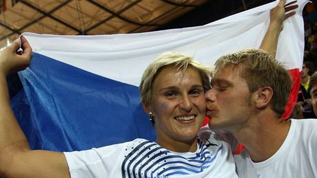 Stíbrná otpaka z mistrovství svta Barbora potáková dostává polibek od pítele Lukáe.
