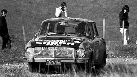 koda S110L na novozélandské rallye v roce 1972. Posádka Chandler/MacMenigall