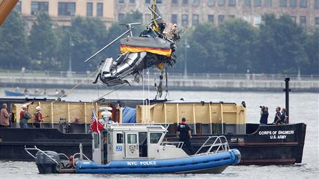 Newyor�tí policisté vyzdvihují helikoptéru, která se v sobotu z�ítila do �eky Hudson po srá�ce s letadlem. (9. srpna 2009)
