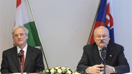 Maarský prezident László Sólyom se svým slovenským protjkem Ivanem Gaparoviem (6. prosinec 2008)