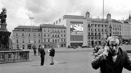 Obí obrazovka mohla vévodit námstí Svobody. (2002)