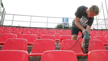 Doplování sedaek na fotbalovém stadionu 1. FC Brno v Srbské ulici v Brn