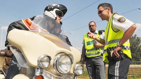 Rakoutí a etí policisté kontrolují na výpadovce z Brna odjídjící motocyklisty